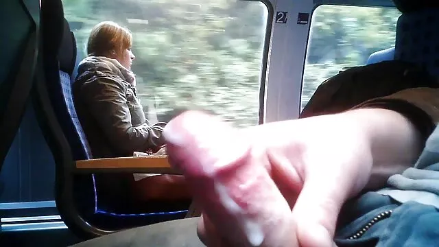 La blonde après le strip-tease rapetub xxx a une bite dans le cul