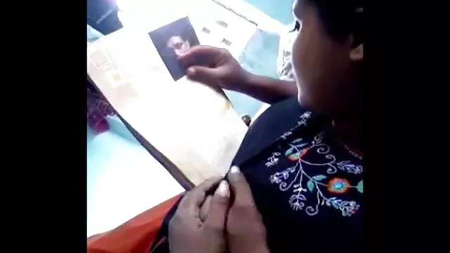 Le mec se promène nu entre porno tube d les chiennes et les invite à sucer
