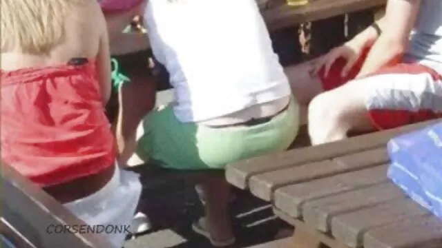 Une jolie jeune salope au cul xxx russian vintage rond s'est donnée à trois mecs à grosses bites. Ils ne se sont pas trompés, l'ont déchiré dans toutes les fissures