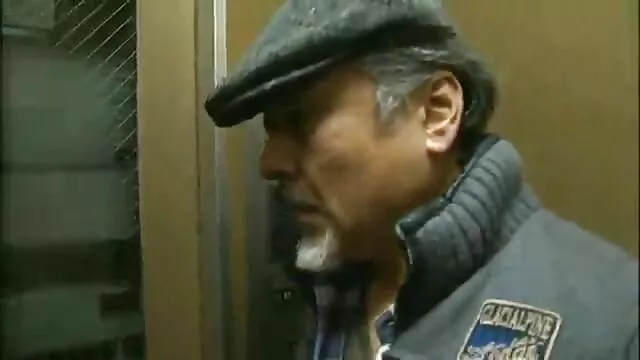 Le mec avale la bite pour x movies porno que les boules battent sur son menton