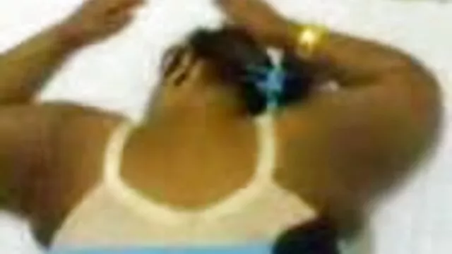 Une jeune fille porno films youtube maigre noire tripote sa chatte dans la salle de bain