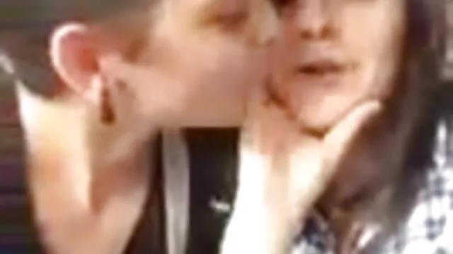 Une chienne stupéfaite, batifolant sur l'épais pénis d'un mec chauve, et il tire la beauté aux cheveux noirs porno hd italien de plus en plus profondément, jusqu'à ce qu'il inonde enfin sa bouche baveuse de son sperme
