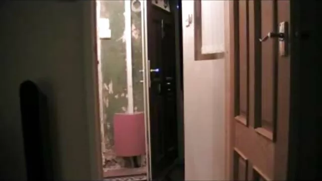 Jeune mannequin sex classic tube se promène nue dans la maison