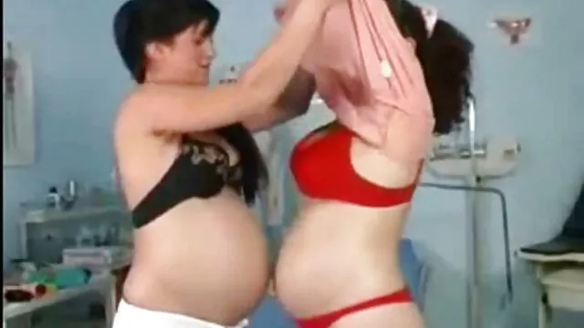 Jeune homme japonais serre les anime porno movie énormes seins de sa femme