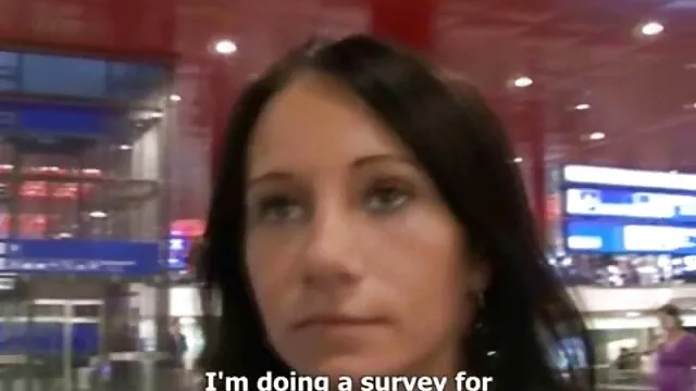 La blonde écarte les claccic porno jambes et se branle la chatte