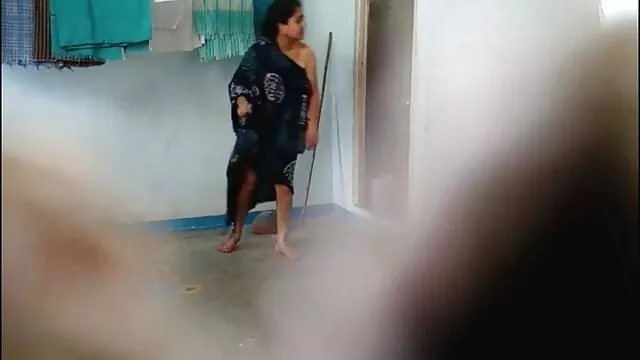 Le mari soupçonnait depuis longtemps que sa femme le trompait et avait engagé un détective qui erotic film tube filmait devant la caméra comment la salope dégringolait avec son amant en l'absence de son mari.