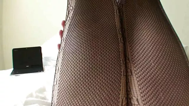 Poussin noir sauvage en tenue de dentelle noire se fait sodomiser par une anal tube movie grosse bite