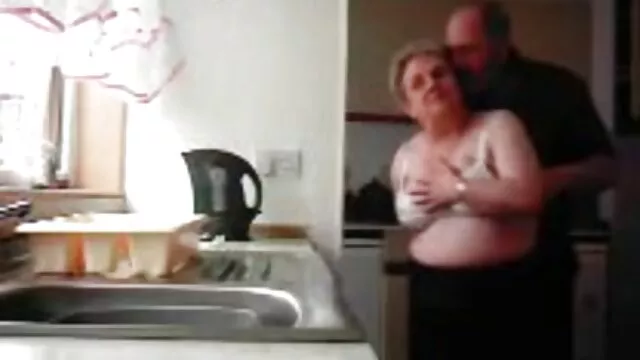 Lucy inquiète montre ses trous pour vous danish classic xxx