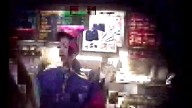 Elle a eu la chance d'avoir un tel gars mature cinema tube à proximité