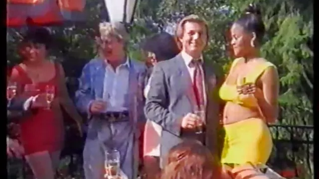 Une belle blonde en culotte se caresse xxx tube porno gratis avec une bite noire côtelée