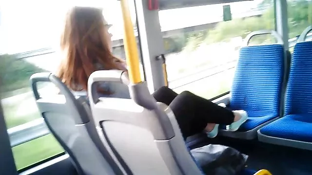 Le mec montre porno tube v les trous cassés de sa copine, en particulier l'anus
