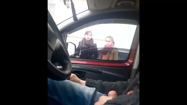 Bébé joue dans la cour dorcel film tube avec sa chatte