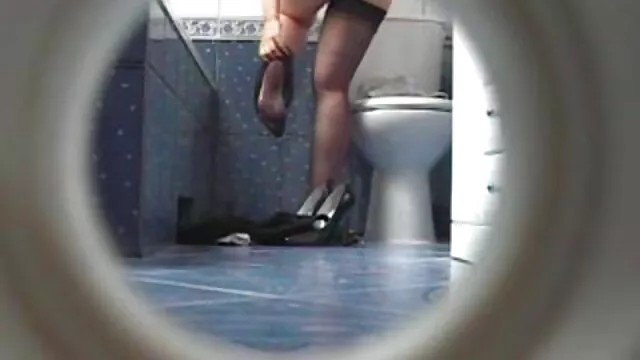 Bien sûr, la fille aime ces gains et elle aime aussi le sexe, car tout le plaisir commence par une pipe et se poursuit par une excellente lesbian cinema tube baise