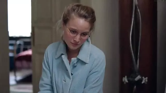 Salope maigre aime son camarade de classe. Elle est naïvement amoureuse de lui et veut sa bite dodue. Emmenant une french casting porn tube copine rousse avec elle pour avoir du courage, elle fait irruption dans sa chambre et, arrachant la couverture, commence à lui sucer le boulon