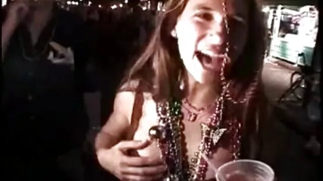 Grosse bite dans une blonde. La femelle a film porno transexual remplacé sa chatte par une baise, le nigga a déchiré la salope fort et violemment éjacule sur son visage