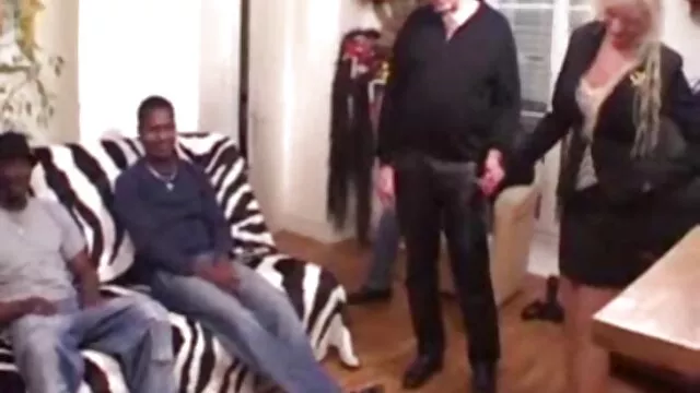 La nymphe écarte rapidement les jambes et laisse l'outil dans son trou sex tube cinema incroyable
