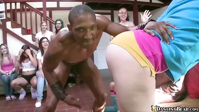 Le mec gémit et porno francais hq hurle du fait qu'il baise le cul de son gros voisin