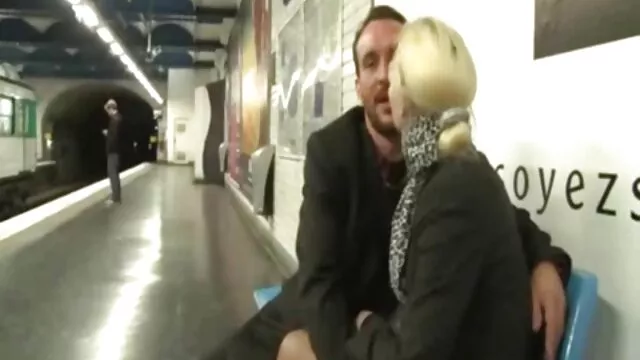 Brune chaude aux seins suspendus suce xxlx film une bite