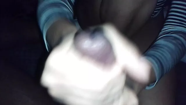 Un mec cinema tube porn avec une grosse bite baise une brune en anal