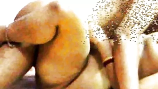 Les hommes ont versé soft porno tube du sperme dans la chatte d'une chienne mature