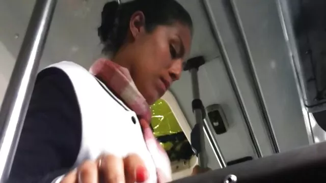 Une grosse bite entre les petits tube de video porno pains peut à peine entrer