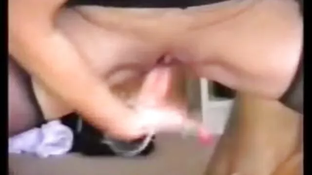 Le mec frotte la tête de sa verge sur le clitoris d'une femme japonaise vintage sex film sexy avant d'y entrer