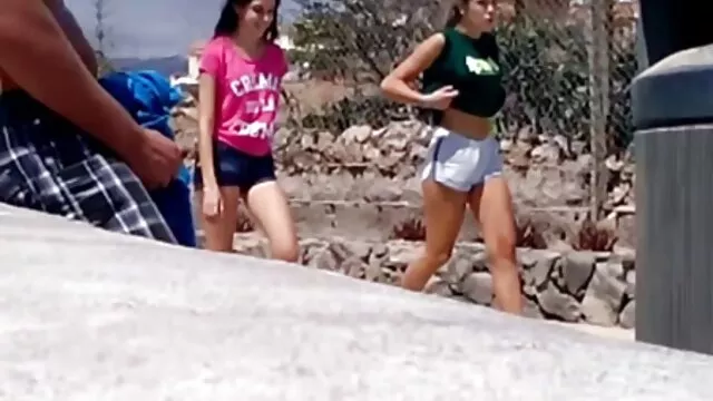 Deux blondes juteuses adorent se caresser porni film