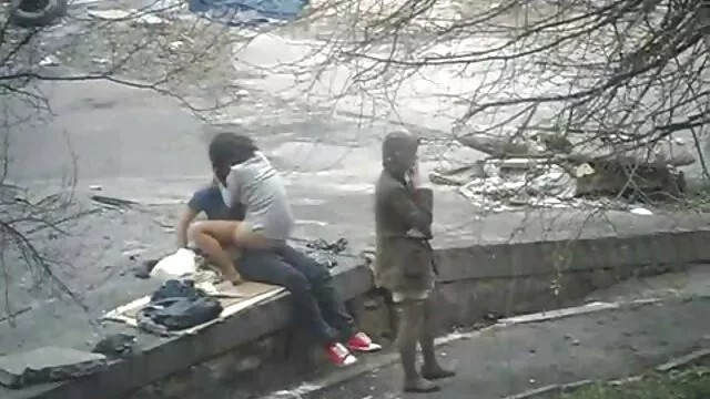 Un jeune garçon, clairement et centoxcento movies ouvertement assoiffé d'expériences sexuelles dépravées, succombe à la cour gay d'un macho brutal et chauve, qui a brutalement baisé cet étudiant.