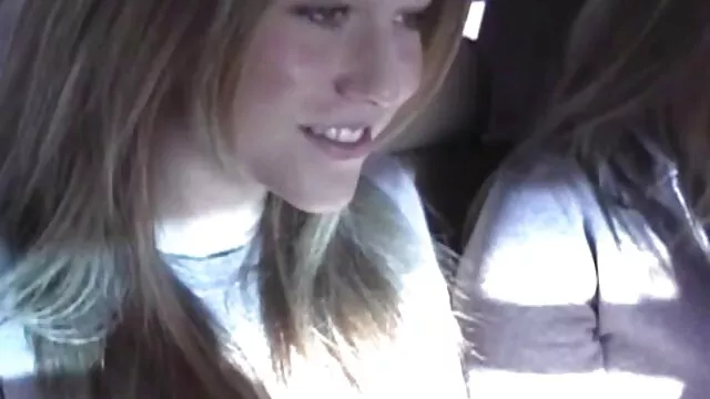 Belle brune avec un cul magnifique baise avec redtup xxx un mec mignon