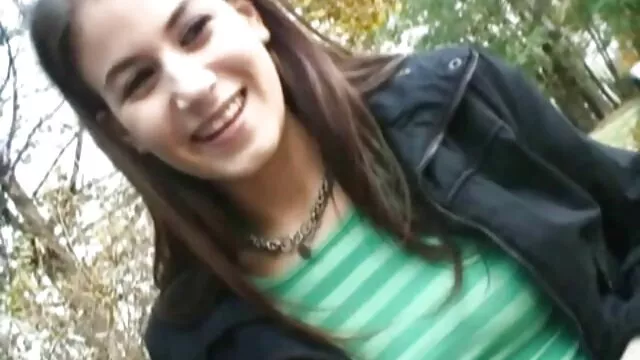 La brune sexy Emily Parker suce une bite et prend du sperme sur paris pon movie ses jambes