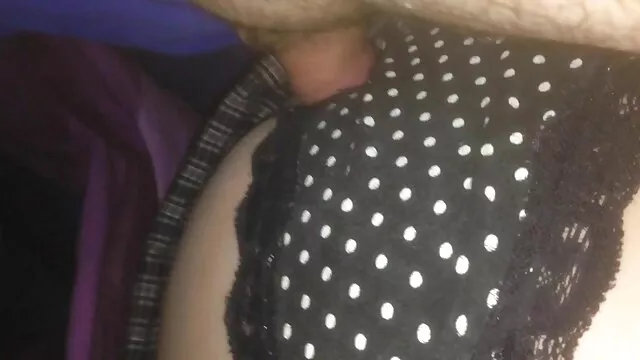 Une blonde mature non seulement suce tube adulte movie une bite, mais chevauche également dessus