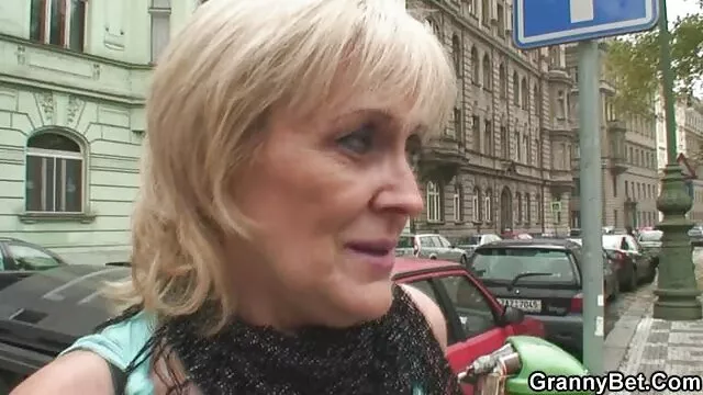 Une free poro film belle blonde élancée après avoir crié baise avec son mec bien-aimé