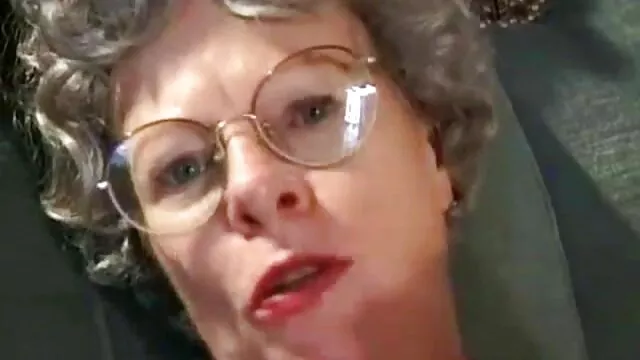 La chienne a vintage films porn sucé la bite et se délecte de sperme