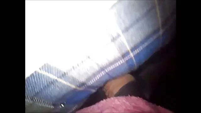 Une chienne aux gros large porn film seins portait une combinaison en nylon