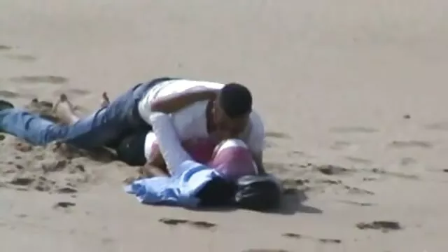Salope mexicaine sur le dessus chevauche la bite de tube porno mobile son amoureux