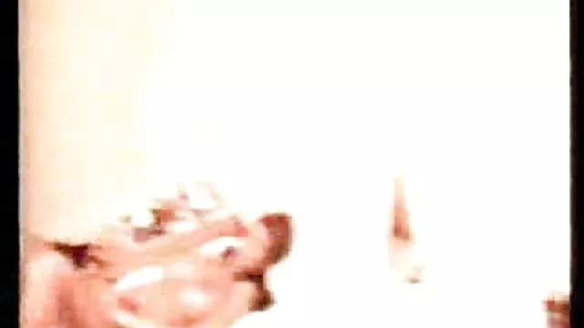 Deux dorcel film tube copains sucent une bite à travers une culotte