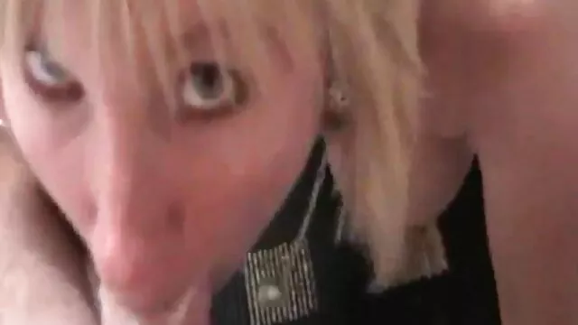 Une femme en bas sexy serre ses gros seins calasic porno et la tire sur ses mamelons saillants et bruns