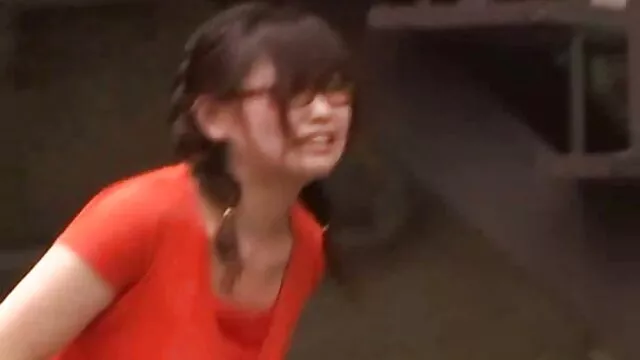 Sara Luvv ligotée et baisée les porno clasiic yeux bandés