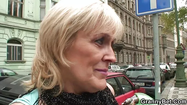 Elle le veut, demande à baiser sa chatte directement sur le bureau du professeur, comme la dernière filme xxxx video pute de la porte