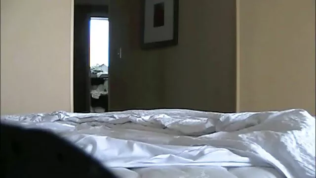 Hot babe montre les seins devant la porno hd us caméra
