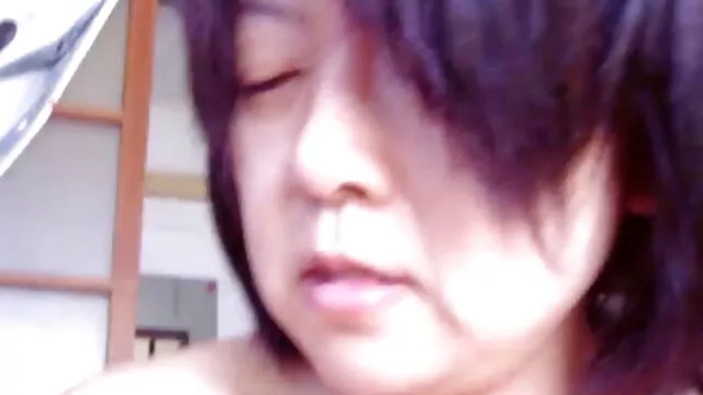 La chienne xxx anime film saute sur la bite et aide avec un jouet