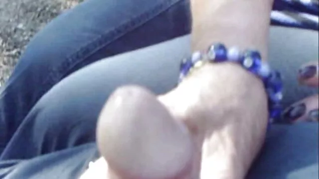 Un masseur retro nude film gonflé baise une brune dans une chatte rasée
