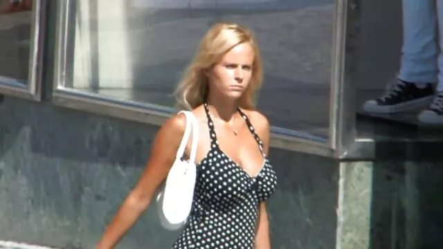 Une blonde sexy a des relations sexuelles géniales avec un mec, tube movies x elle lèche soigneusement son pénis et écarte ses belles jambes, remplaçant une chatte chaude
