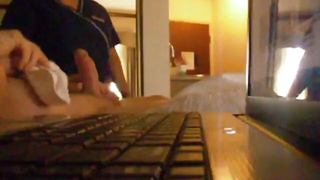 Gay se gifle la poitrine xxx russian vintage avec la bite de son copain