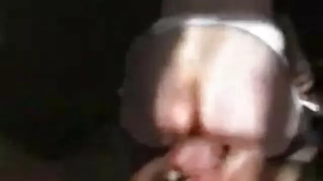 Le mec a versé le sperme sur le visage tube 19 porno de la chienne après la branlette