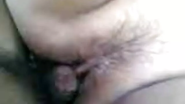 Une freepoen movies superbe blonde se tient crustacé et attend un gros pénis dans la chatte