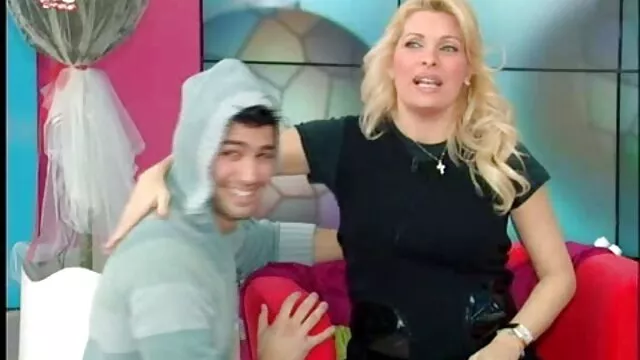 La femme noire et la blonde ne savent pas déjà sur quelle salope s'accrocher pour attirer l'attention, se livrer analdin film à des jouets, se branler les culs