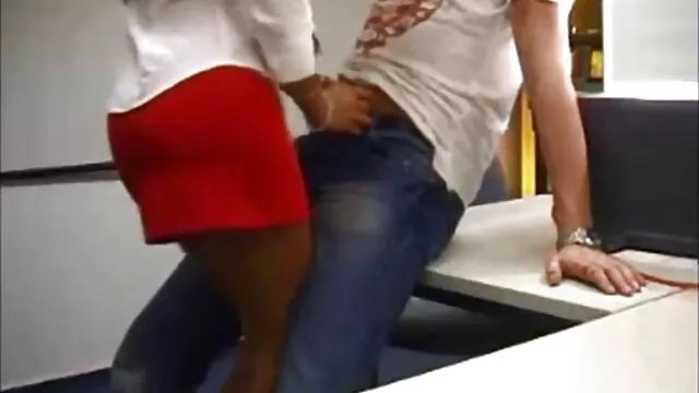 Un mec gonflé filme porno hd full lèche les talons d'une brune
