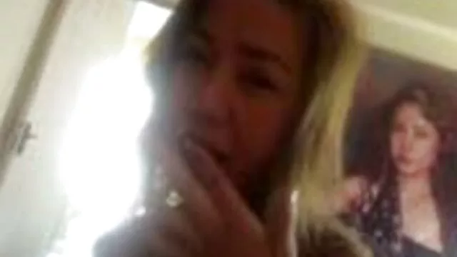 La strip-teaseuse appelle les filles du public à la maladolescenza tube scène pour leur donner une bite dans la bouche