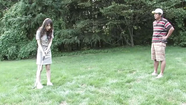 Le bébé prono film xxx suce la bite du mec et son ami se branle sur son visage
